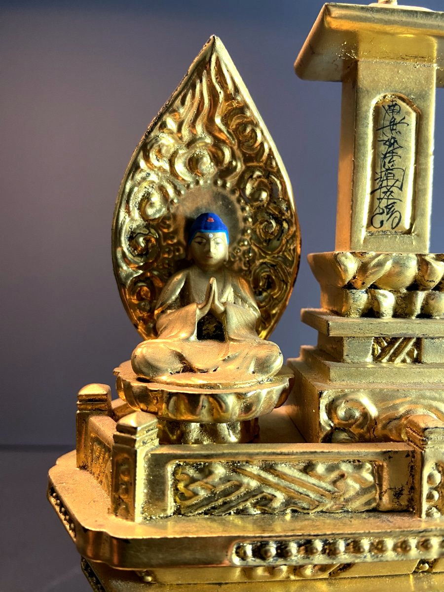 Japon, Milieu du XXème siècle, Autel bouddhiste en bois doré de la Secte Nichiren du Zen. -photo-3