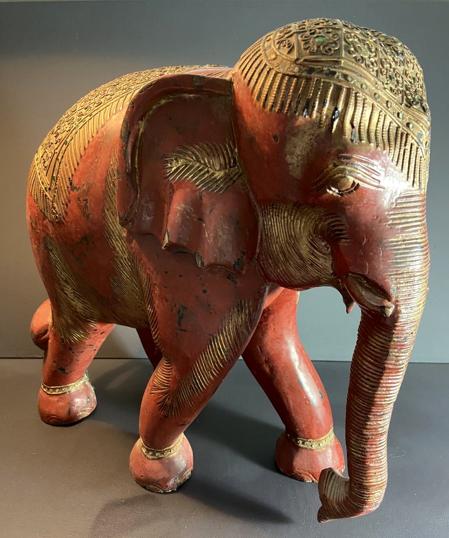 Inde, Milieu Du XXème Siècle, Sculpture à représentation d'un éléphant en bois laqué.