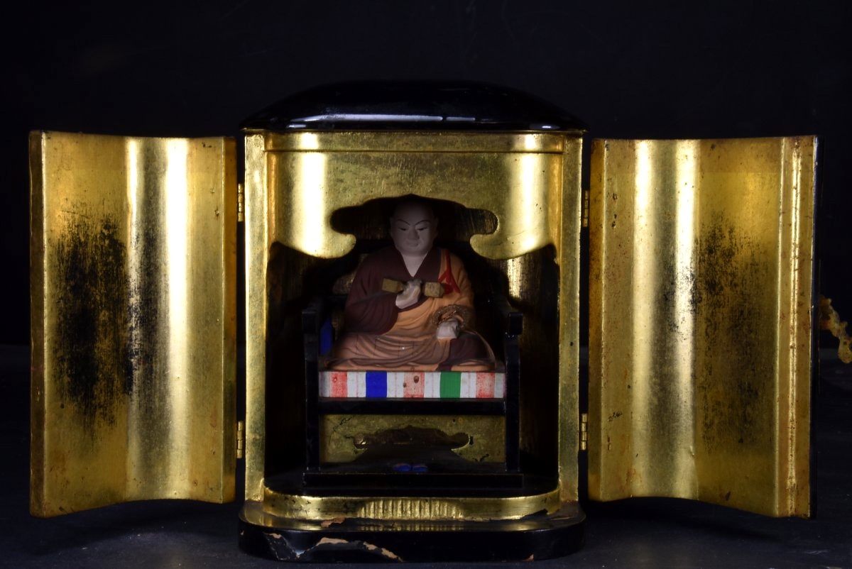 Japon, 1920/1930, Sanctuaire bouddhiste contenant une statue en bois du Maître Zen Kobo Daishi.