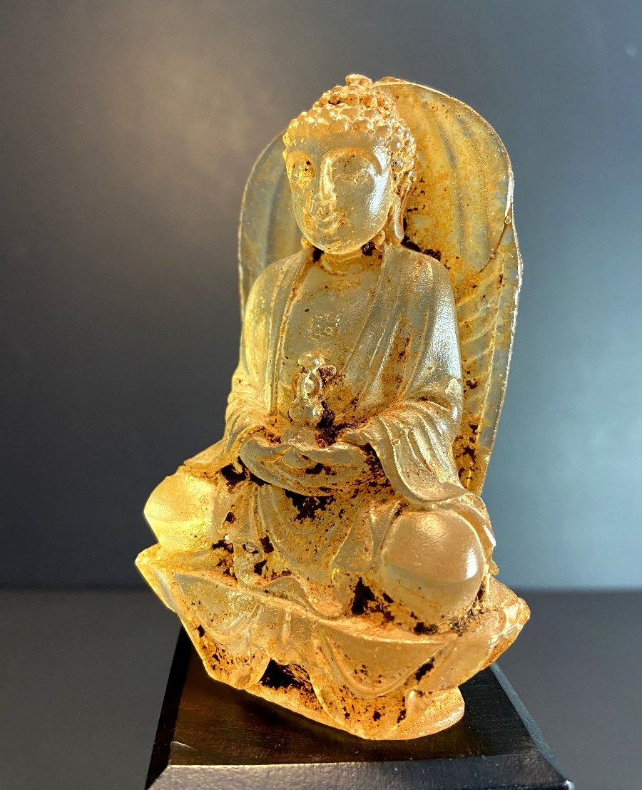 Chine Dynastie Qing, Début du XIXème siècle, Statue en verre représentant le Bouddha Akshobhya.-photo-2