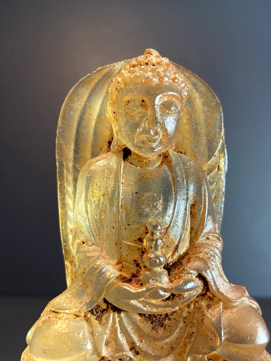 Chine Dynastie Qing, Début du XIXème siècle, Statue en verre représentant le Bouddha Akshobhya.-photo-3