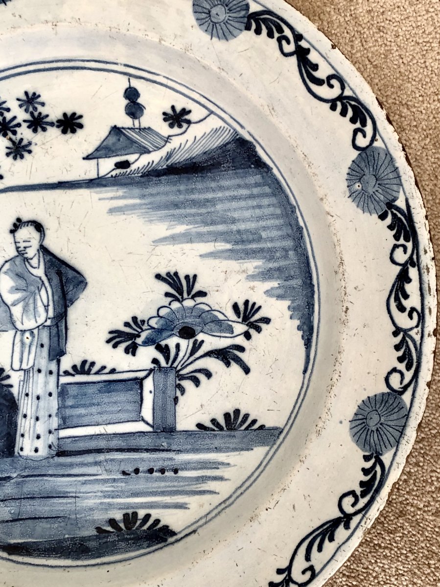 Delft, XVIIIème Siècle, Plat en Faïence Décor au Chinois en Camaïeu de Bleu.-photo-1