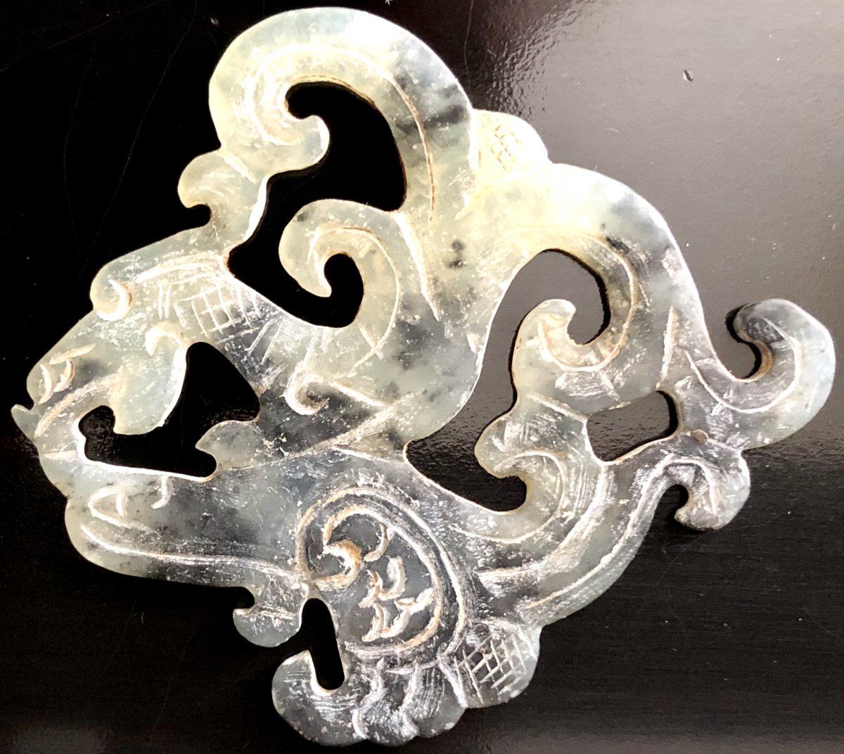 Chine, Ancienne Plaque De Jade Sculpté Et Ajouré Esprit Dynastie Des Han Occidentaux. 