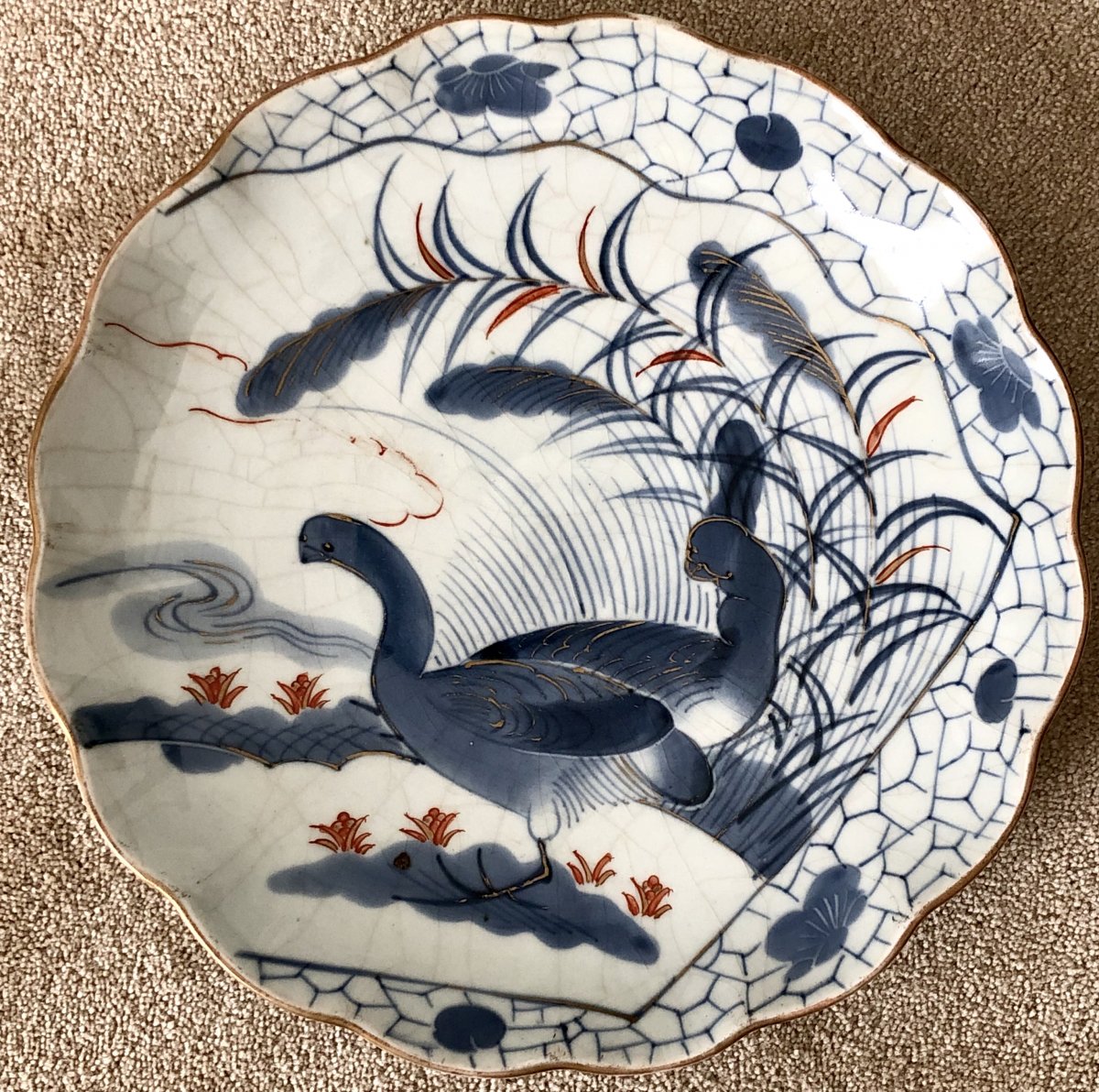 Japon, Fours De Arita, XIXème Siècle, Plat En Porcelaine Au Volatile.