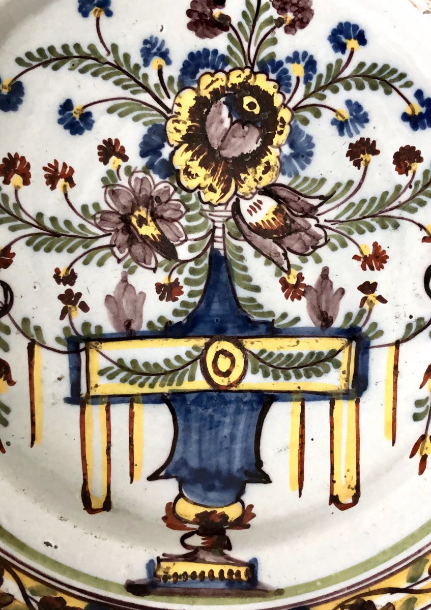 Delft, XVIIIème Siècle, Paire De Plats En Faïence Polychrome. -photo-1