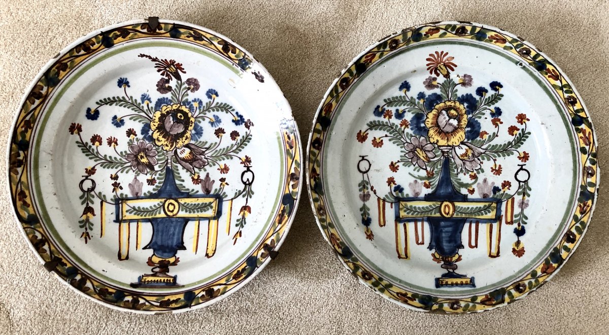 Delft, XVIIIème Siècle, Paire De Plats En Faïence Polychrome. 