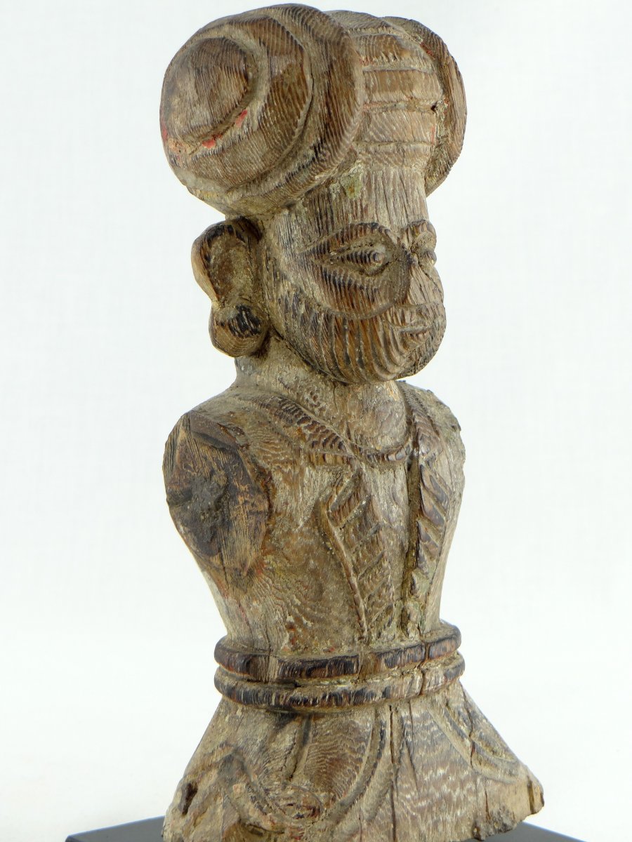 Inde, XVIIIème Siècle, Buste De Dignitaire En Bois Sculpté.-photo-3