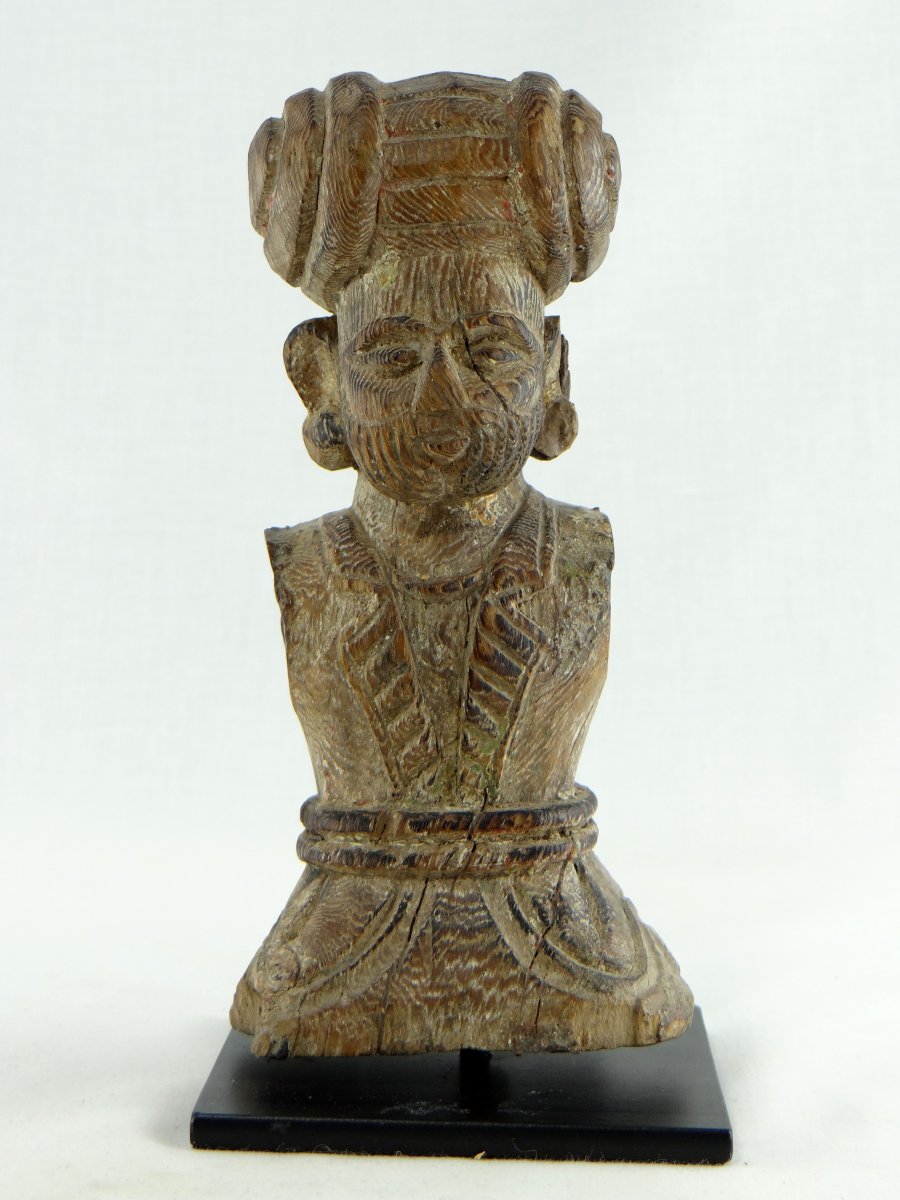 Inde, XVIIIème Siècle, Buste De Dignitaire En Bois Sculpté.