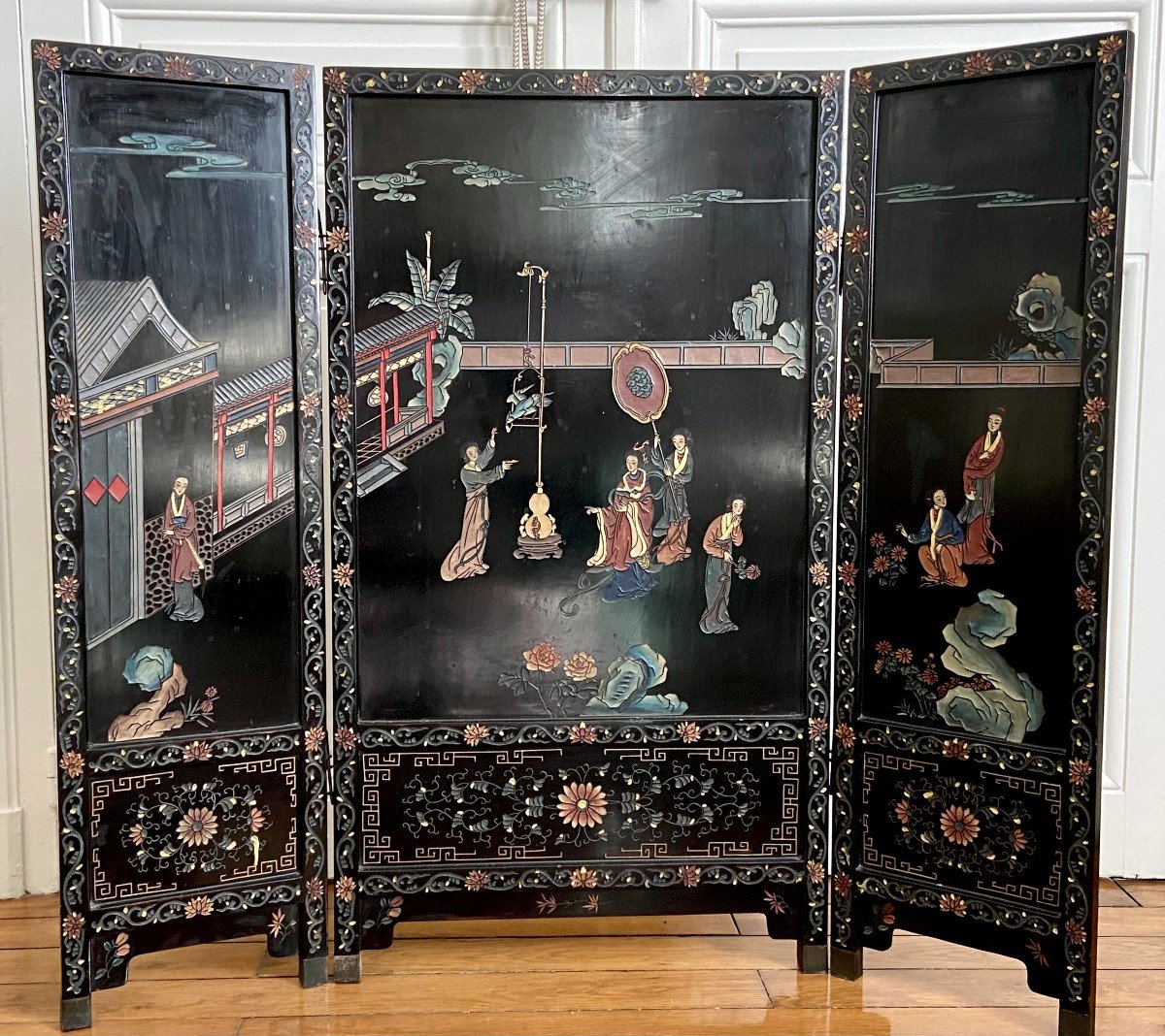 China, First Third Of The XXth Century, Important Lacquer Triptych Screen.