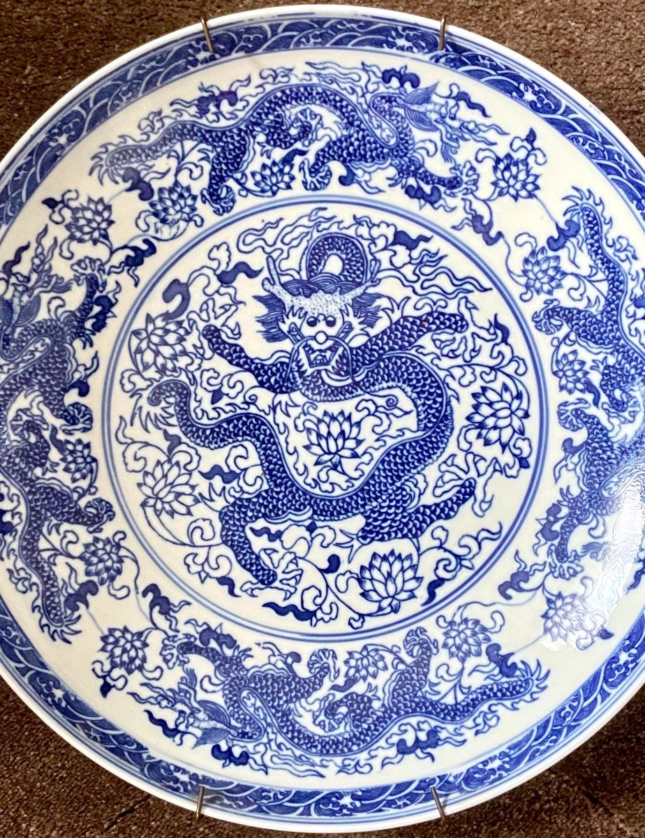 Chine, XXème Siècle, Plat En Porcelaine Bleu Blanc Décor Dragons Esprit Création ép. Yongzheng.-photo-2