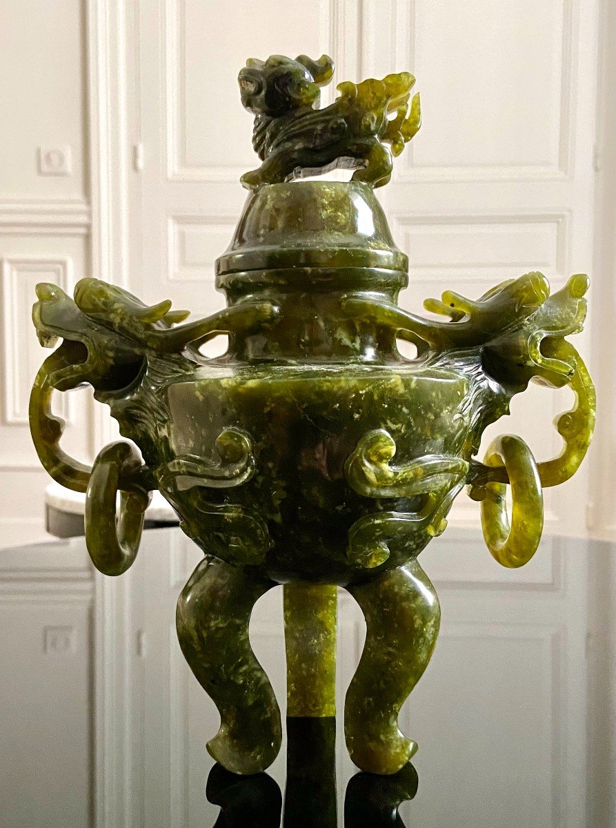 Chine, Années 1950/1960, Pot Couvert En Pierre Dure Verte De Type Jade.