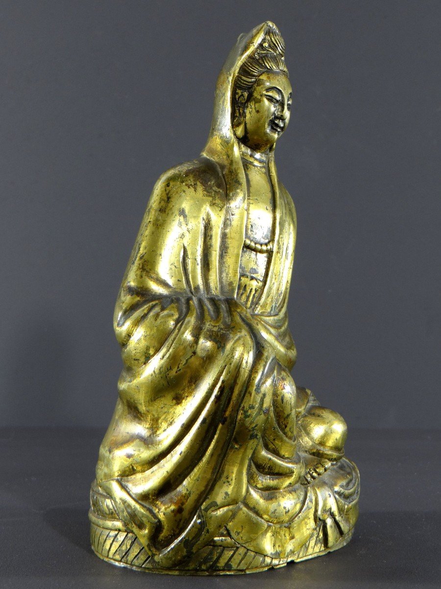 Chine, Milieu Du XXème Siècle, Statue De Kwan Yin En Bronze Doré. -photo-2