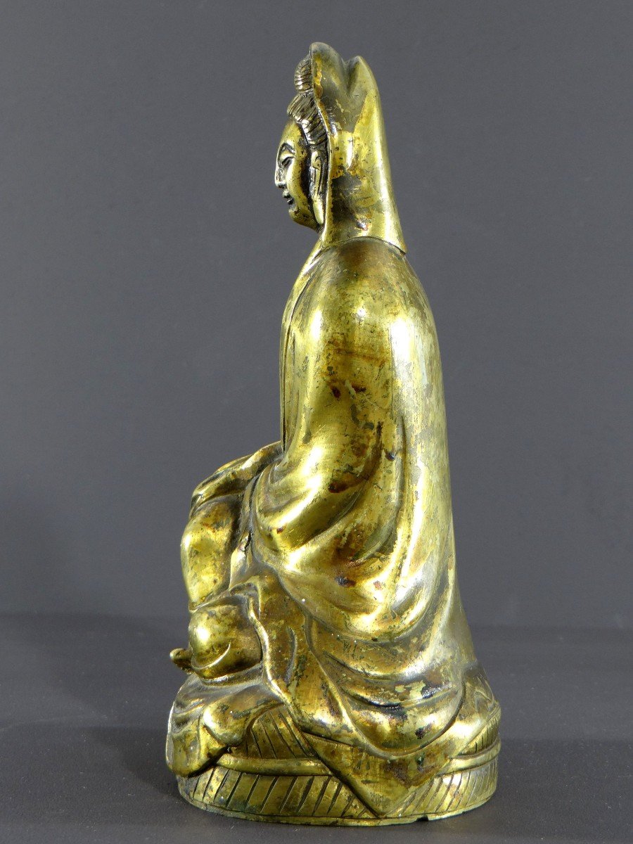 Chine, Milieu Du XXème Siècle, Statue De Kwan Yin En Bronze Doré. -photo-1