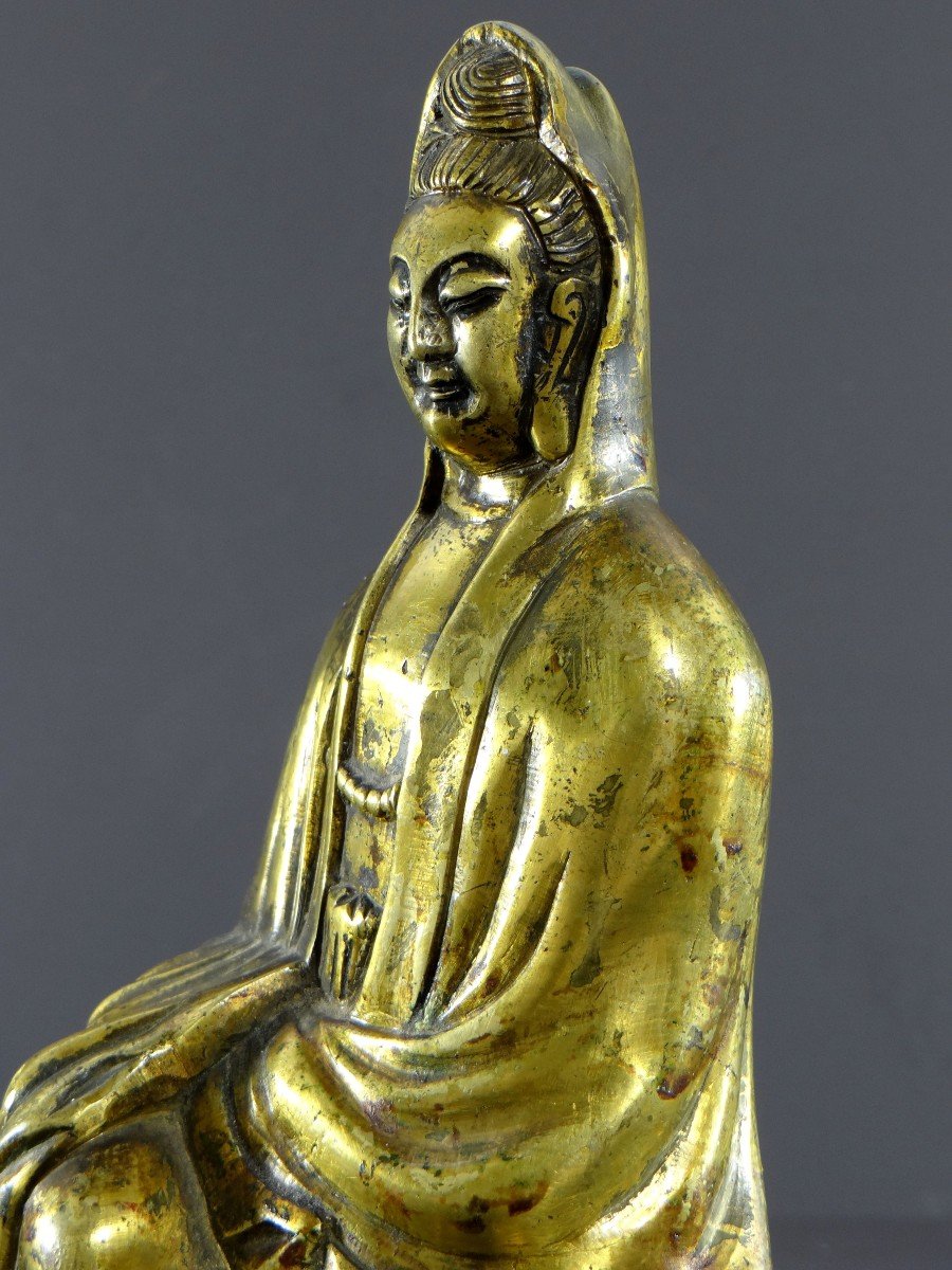 Chine, Milieu Du XXème Siècle, Statue De Kwan Yin En Bronze Doré. -photo-5