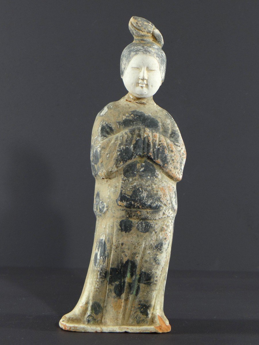 Chine, époque dynastie Tang (618-907), statuette en terre cuite dame de cour 