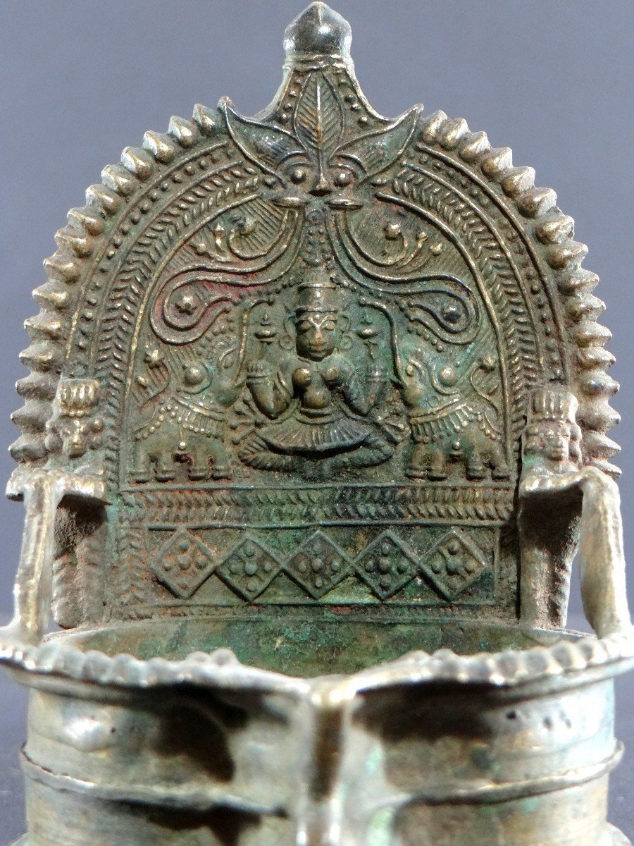India, Early 19th Century, Bronze Oil Lamp Decor Goddess Lakshmi Anointed By Elephants-photo-3