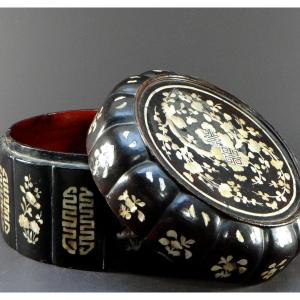 South China Or Vietnam, Mid-20th Century, Lacquered Wooden Box Decorated With Mother-of-pearl.