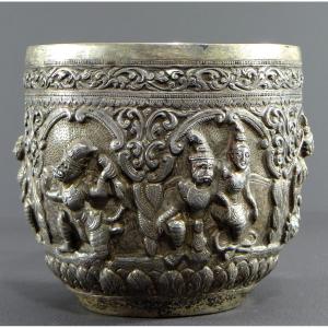 Burma, Konbaug Dynasty, 19th Century, Important Bowl In Solid Silver Repoussé Decor.