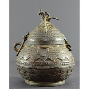 Inde, Art Tribal Bastar Dhokra, Premier Tiers Du XXème Siècle, Petit Coffret En Bronze. 