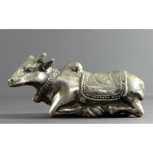 Inde, Premier Tiers Du XXème Siècle, Statue En Bronze Argenté Taureau Nandi, Monture De Shiva. 