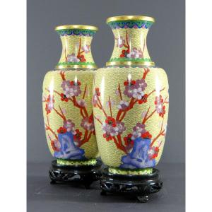 Chine, Années 1940/1950, Paire De Vases En émaux Cloisonnés Sur Cuivre De Forme Balustre.