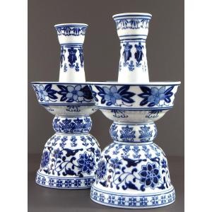 Chine, Années 1960/1970, Paire De Bougeoirs En Porcelaine Présentant Un Riche Décor Floral.