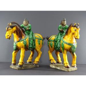 Chine, Milieu Du XXème Siècle, Paire De Cavaliers Sur Leurs Montures En Terre Vernissée.
