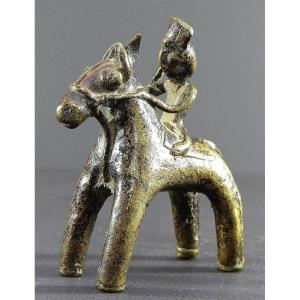 Inde, Fin Du XIXème Siècle, Statue équestre D’art Tribal En Bronze Représentant Un Cavalier.