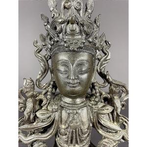 Chine, début du XXème siècle, Statuette en bronze à patine brune figurant Bouddha Amitabha.