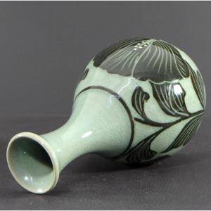 Corée, Milieu Du XXème Siècle, Vase En Porcelaine à Décor Végétal. 