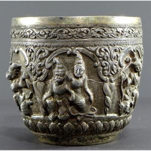 Birmanie, Dynastie Konbaug, XIXème Siècle, Important Bol En Argent Massif Décor Repoussé.