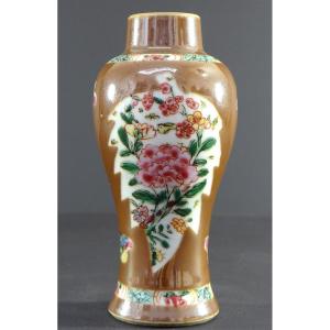 Chine, XVIIIème Siècle, Règne Empereur Qianlong (1735-1796), Vase En Porcelaine, Famille Rose.