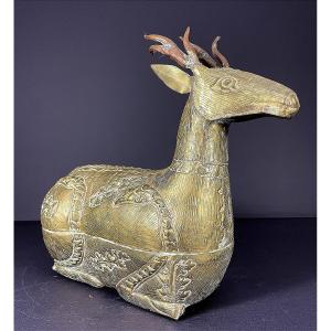 France, 1960, boîte en laiton à représentation d'un cerf.