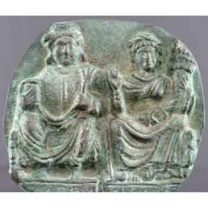 Gandhara, IIème-IIIème Siècle, Grande Plaque En Bronze Décorée En Relief De Panchika Et Hariti.
