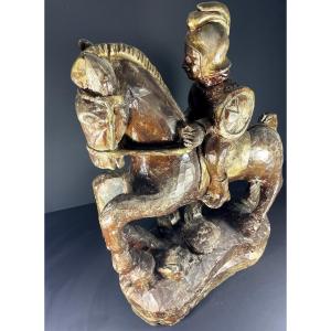 Italie, sculpture en bois d'un cavalier romain chevauchant son cheval, 1960.