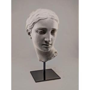 Italie, Années 1970/1980, d'après l'Antique ravissante tête en plâtre figurant une jeune femme.