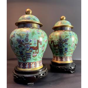 Chine, Années 1930/1950, Paire De Pots couverts En émaux Cloisonnés reposant sur leurs socles.