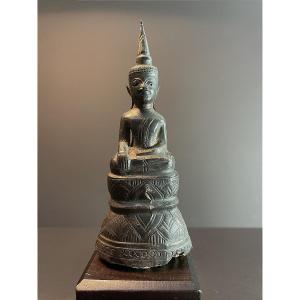 Laos,  Statue de Bouddha Sakyamuni, finement sculptée avec une "usnisa" en forme de pointe.