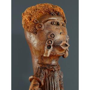 France, Années 1960, Grande Sculpture Anthropomorphe De Style Africaniste En Terre Cuite.