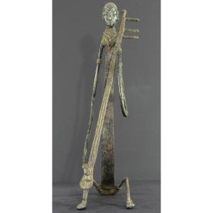 Inde, Début Du XXème Siècle, Rare Et Grande Statue Tribale En Bronze, Joueur De Saranghi.