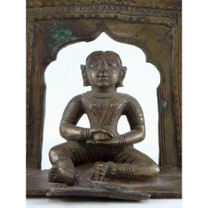 Inde, XIXème Siècle, Petit Autel Hindouiste En Bronze Représentant Une Divinité.