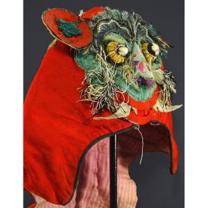 Chine, Seconde Moitié Du XIXème Siècle, Bonnet-tigre De Cérémonie En Soie Brodée.