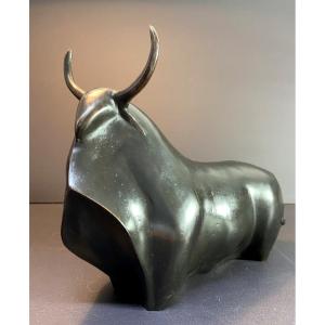 Pays-Bas, XXème siècle, Bronze à représentation d'un taureau aux lignes épurées.