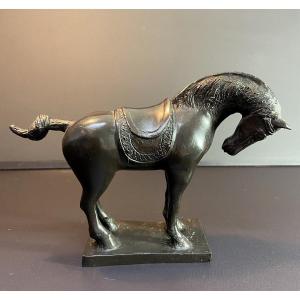 Chine, Milieu XXème siècle, Bronze à représentation d'un cheval.