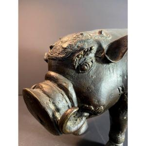Indonésie, Iles Célèbes, Milieu XXème, sculpture votive en bronze représentant un babiroussa.