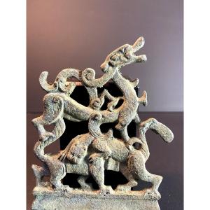 Chine, Dynastie Qing, Peigne  en bronze décoré au sommet d'un dragon surmontant deux tigres.