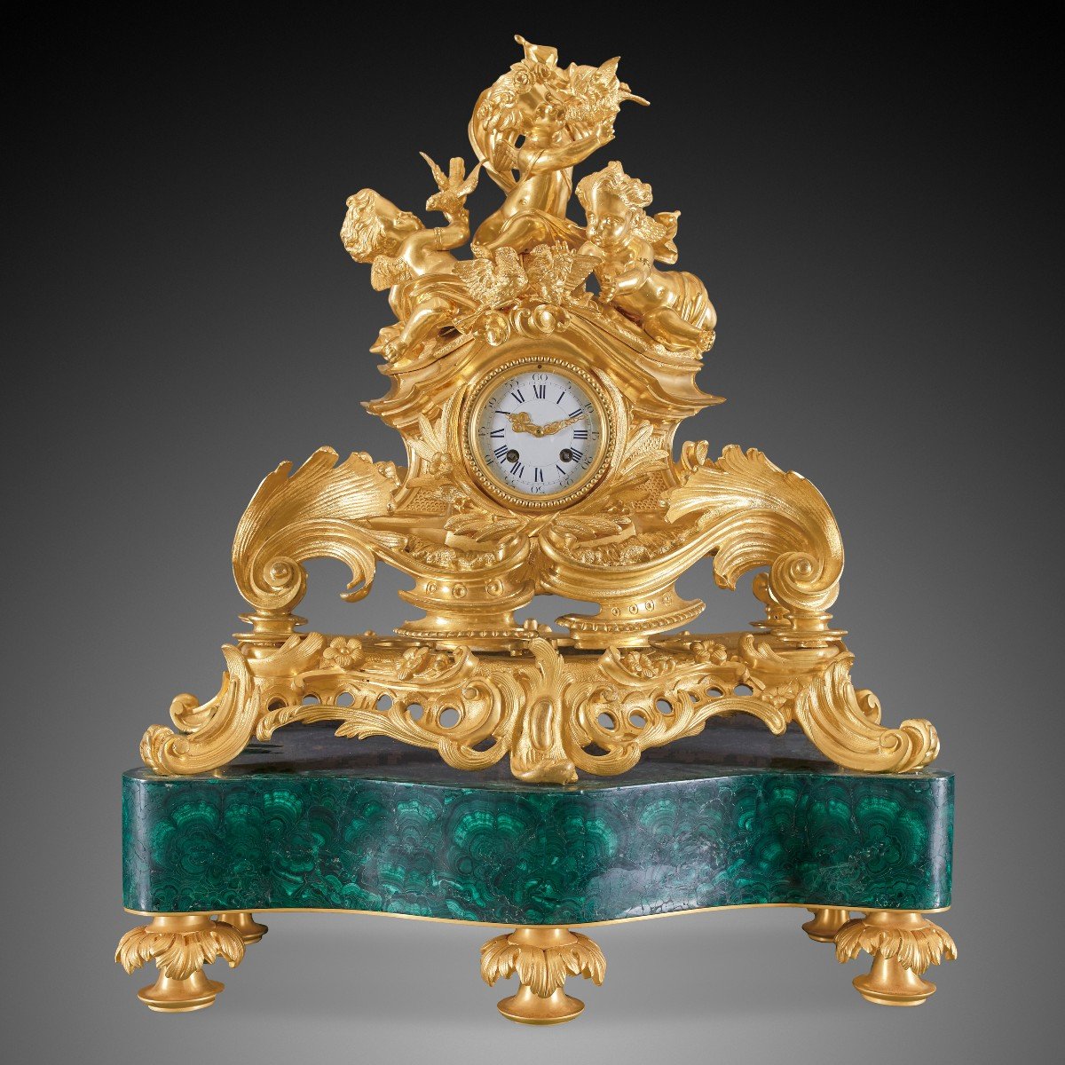 Une Pendule De Bureau De Style Rococo Du 19ème Siècle.