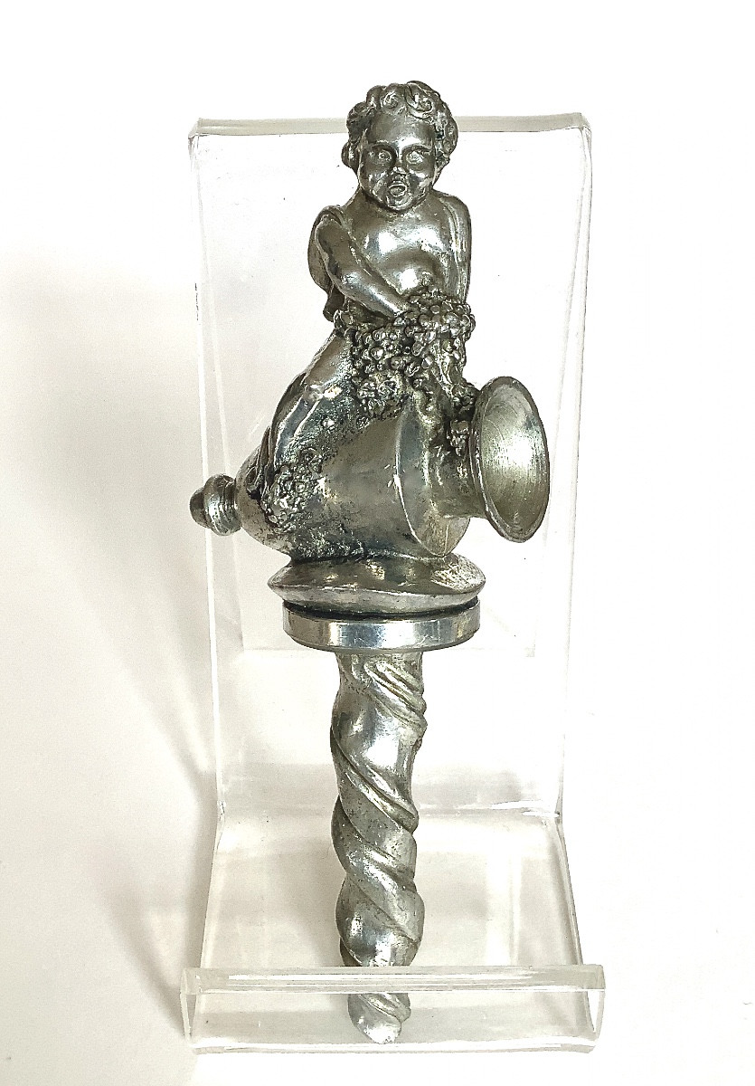 "Bacchus chevauchant une urne de vin". Bouchon de bouteille