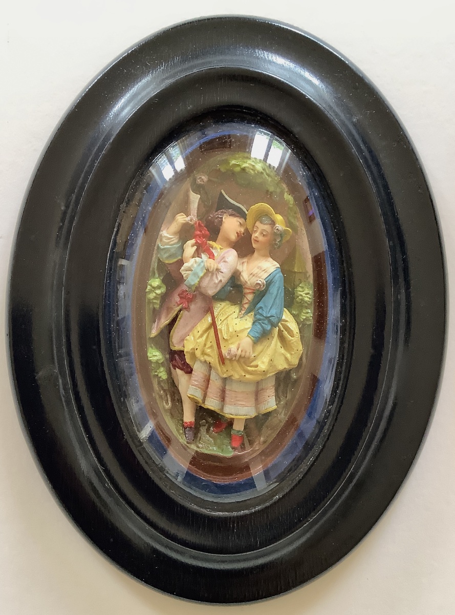 Paire de bas-reliefs colorés représentant des couples amoureux-photo-3
