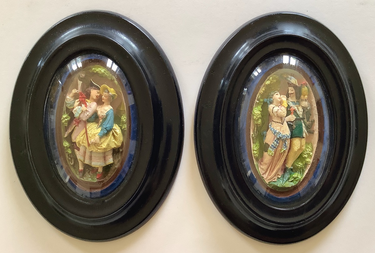 Paire de bas-reliefs colorés représentant des couples amoureux